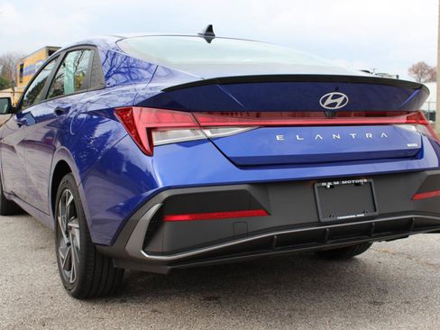Used 2025 Hyundai Elantra SEL FWD image 9