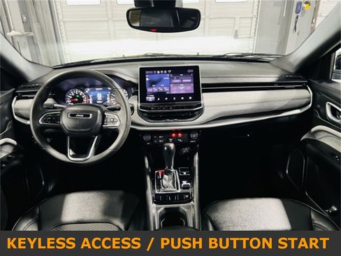 Used 2024 Jeep Compass Latitude image 4