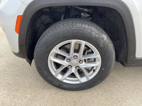 Used 2023 Jeep Grand Cherokee L Laredo image 11