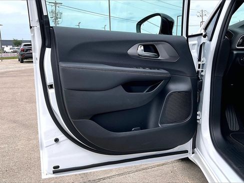 New 2025 Chrysler Voyager LX image 13