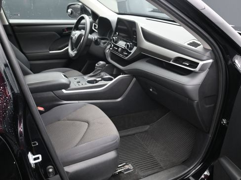 Used 2023 Toyota Highlander L FWD image 11