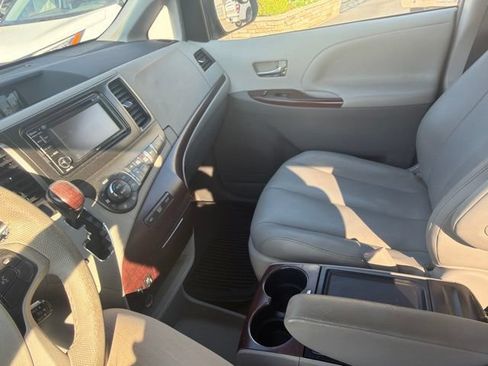 Used 2012 Toyota Sienna XLE FWD image 28