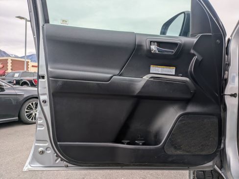 Used 2019 Toyota Tacoma TRD Off-Road AWD/4WD image 14