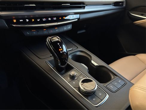 Used 2024 Cadillac XT4 Premium Luxury FWD image 28