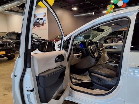 Certified 2024 Chrysler Pacifica Touring-L image 14