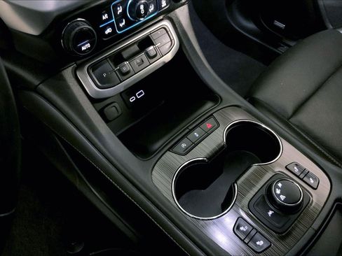 Used 2023 GMC Acadia SLT image 17