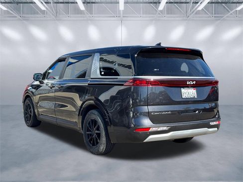Used 2022 Kia Carnival LX image 4