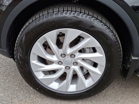 Used 2025 Land Rover Discovery S image 9