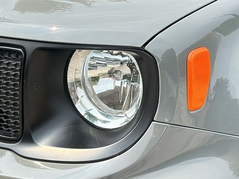 Used 2022 Jeep Renegade Altitude AWD/4WD image 4