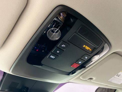 Used 2024 Kia Carnival EX image 22