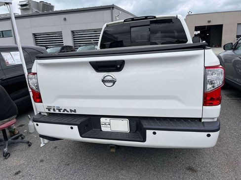 Used 2018 Nissan Titan SV w/ SV Convenience Package RWD image 2