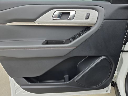 New 2025 Ford Explorer Active image 21