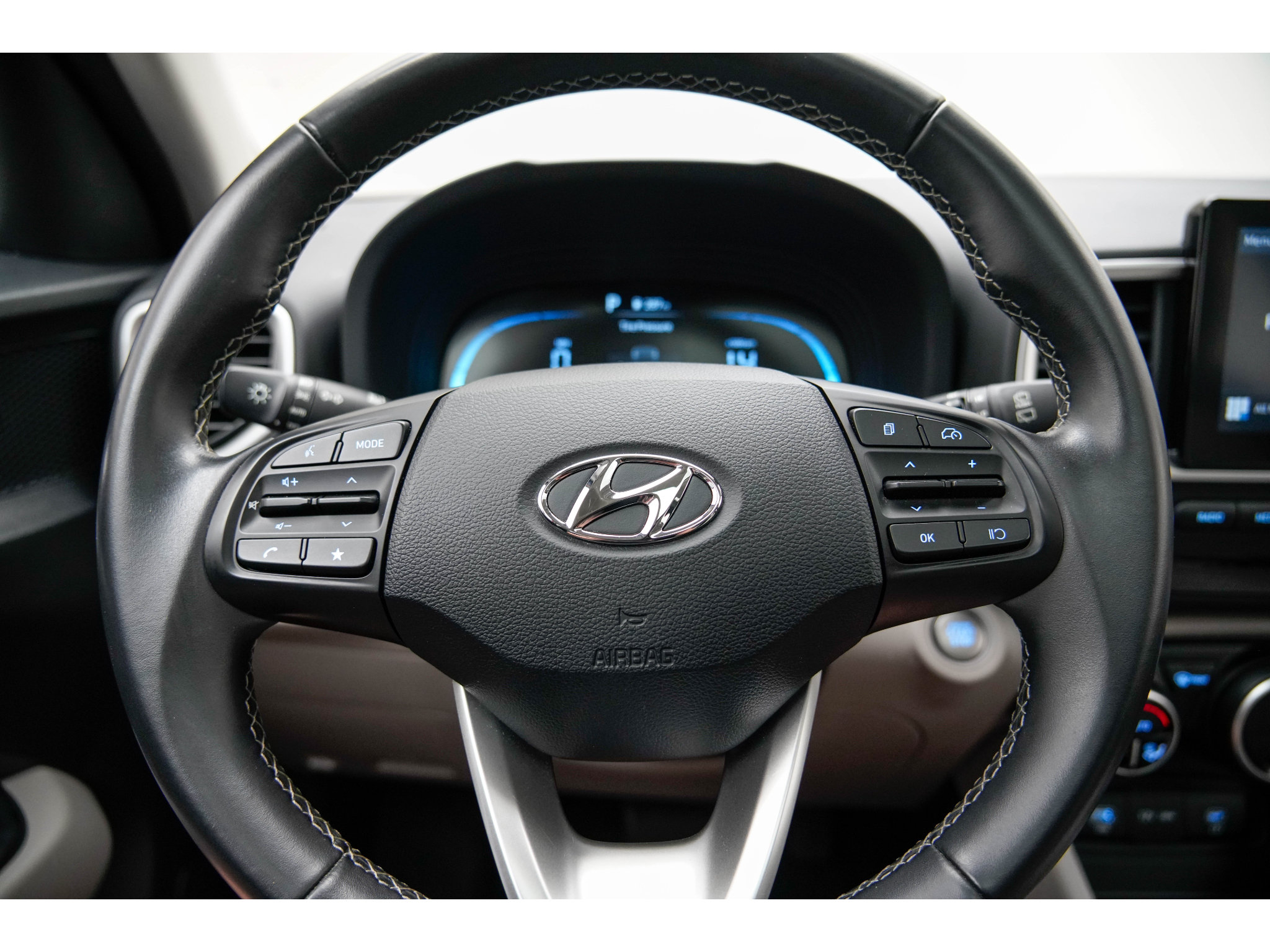 Used 2025 Hyundai Venue SEL FWD image 25