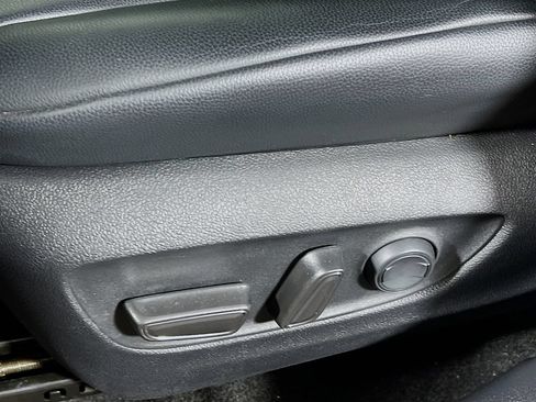 Used 2023 Toyota Highlander XLE AWD/4WD image 17
