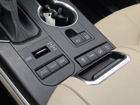 Used 2022 Toyota Highlander XLE AWD/4WD image 27