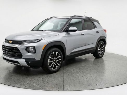 Used 2025 Chevrolet TrailBlazer LT image 3