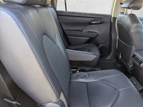 Used 2023 Toyota Highlander XLE image 29