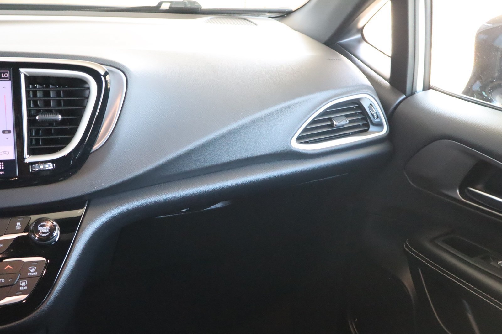Used 2026 Chrysler Pacifica Select FWD image 31