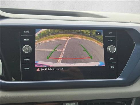 Used 2023 Volkswagen Taos SE w/ Panoramic Sunroof Package FWD image 16
