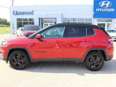 Used 2018 Jeep Compass Latitude FWD image 2