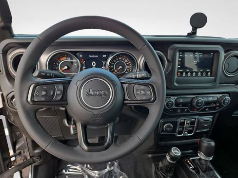 Used 2023 Jeep Gladiator Sport AWD/4WD image 17