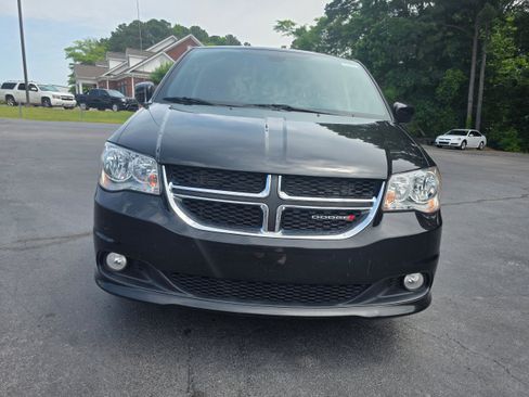 Used 2018 Dodge Grand Caravan SXT FWD image 2