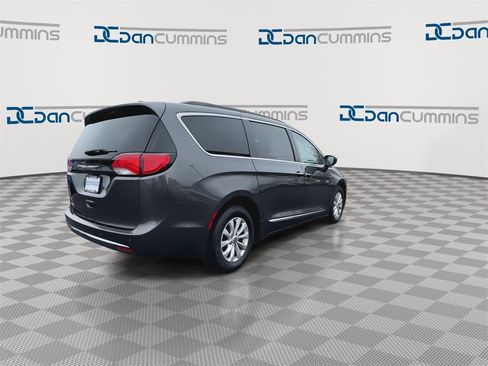 Used 2017 Chrysler Pacifica Touring-L image 8