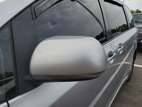 Used 2018 Toyota Sienna XLE w/ XLE Navigation Package FWD image 6