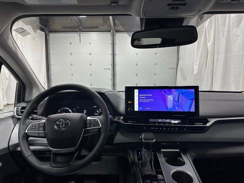 Used 2025 Toyota Sienna XLE image 17