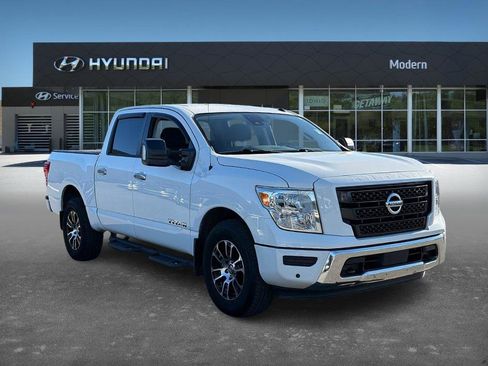 Used 2021 Nissan Titan SV w/ SV Convenience Package image 3