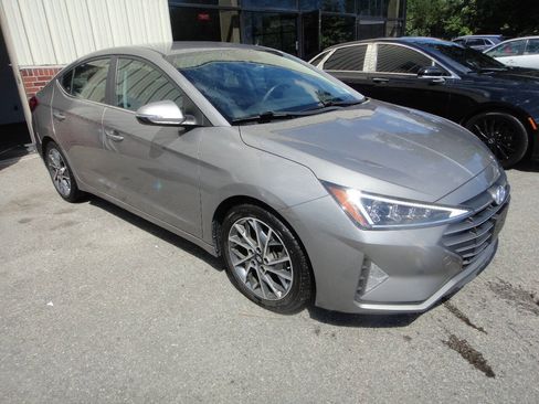 Used 2020 Hyundai Elantra Limited w/ Cargo Package (C1) FWD image 3