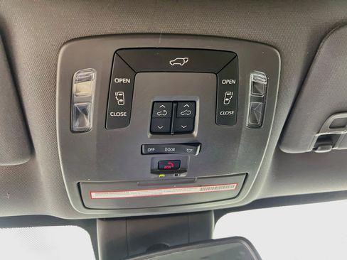 Used 2021 Toyota Sienna XLE FWD image 21