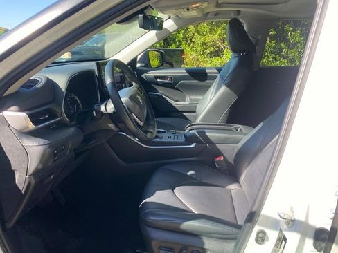 Used 2023 Toyota Highlander XLE AWD/4WD image 12