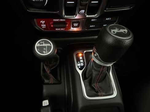 Used 2019 Jeep Wrangler Unlimited Rubicon AWD/4WD image 17