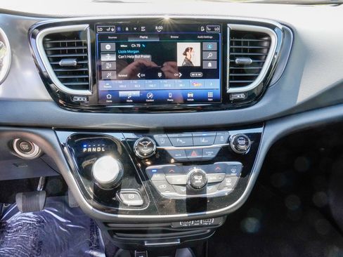 Used 2025 Chrysler Pacifica Select FWD image 13