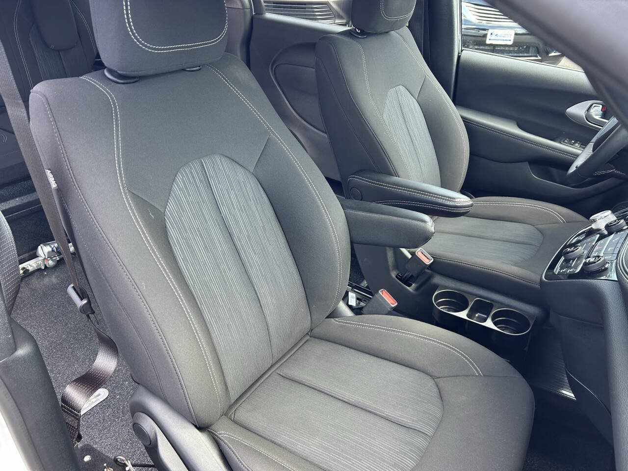 Used 2024 Chrysler Pacifica Touring FWD image 27