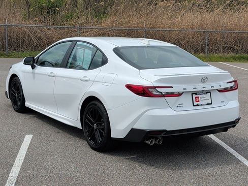 Used 2025 Toyota Camry SE w/ Convenience Package image 7