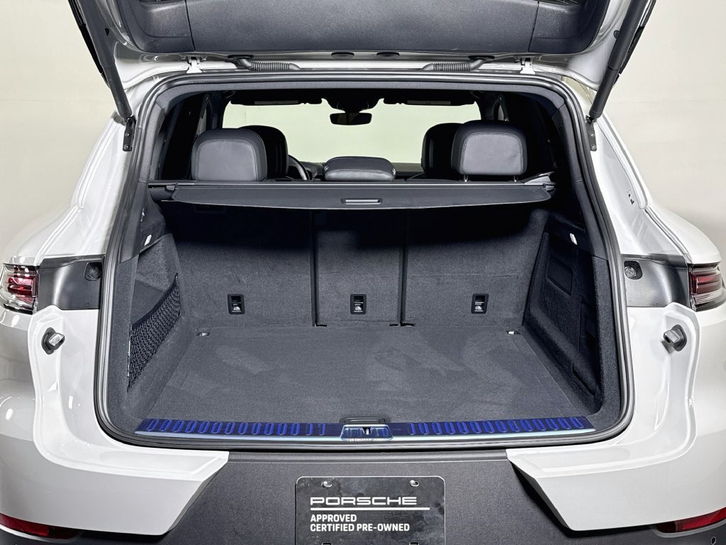 Certified 2025 Porsche Cayenne AWD/4WD image 28