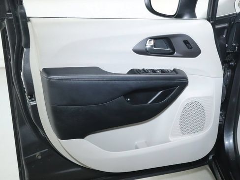 Used 2023 Chrysler Pacifica Touring-L FWD image 14