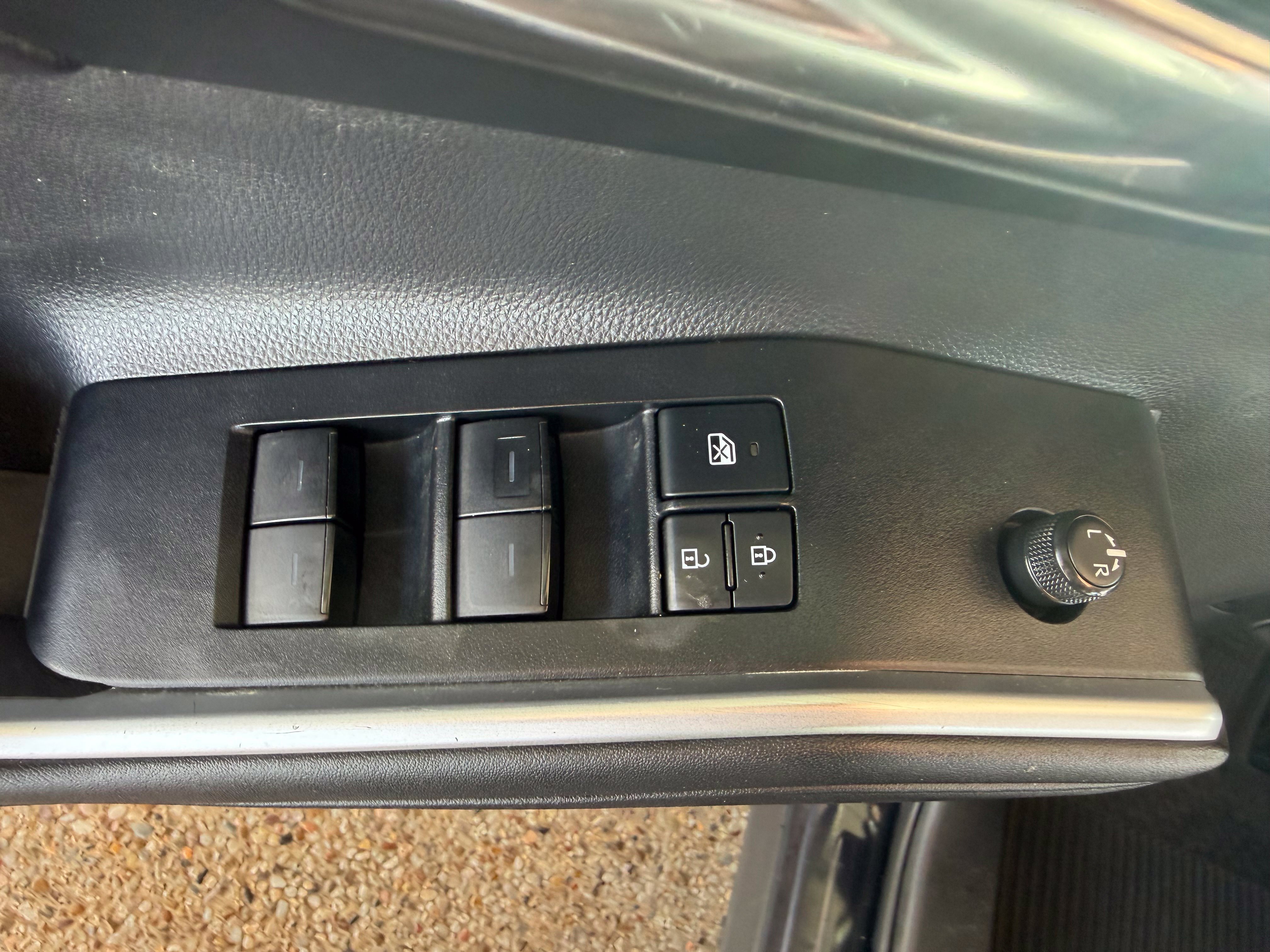 Used 2020 Toyota Highlander XLE FWD image 24