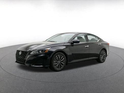 Used 2025 Nissan Altima 2.5 SV FWD image 3