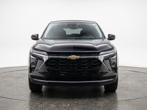 Used 2025 Chevrolet Trax LT w/ LT Convenience Package FWD image 2