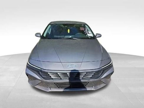 Used 2025 Hyundai Elantra SE FWD image 2