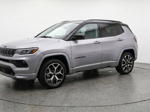 Used 2025 Jeep Compass Limited AWD/4WD image 3