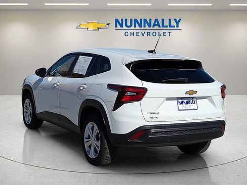 Certified 2025 Chevrolet Trax LS FWD image 3