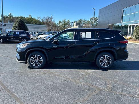 Used 2021 Toyota Highlander XLE image 4