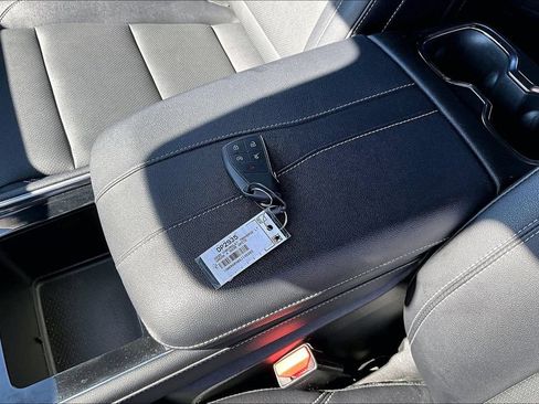 Used 2025 Chevrolet Traverse LT FWD image 34