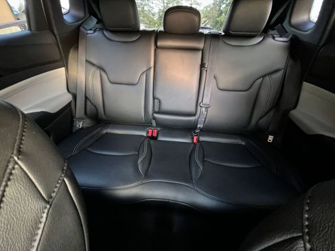 Used 2025 Jeep Compass Limited image 39