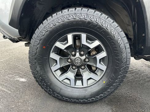 Used 2021 Toyota Tacoma TRD Off-Road w/ Technology Package image 12