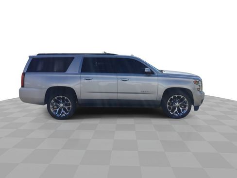Used 2017 Chevrolet Suburban LT image 9